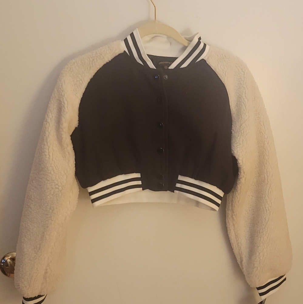 ☆36 Points Black Crop Top Coat With Sherpa Sleeves•Size:Medium☆